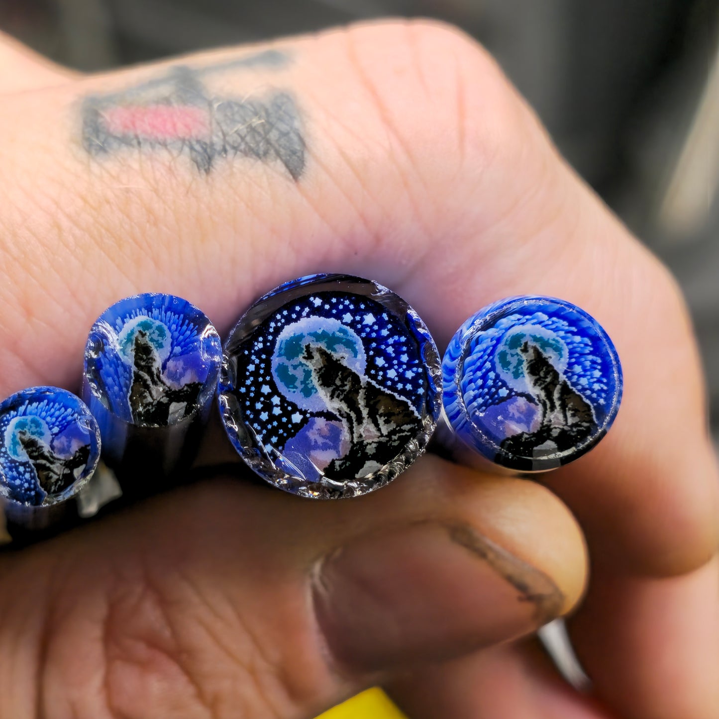 Wolf howling at the moon Mille